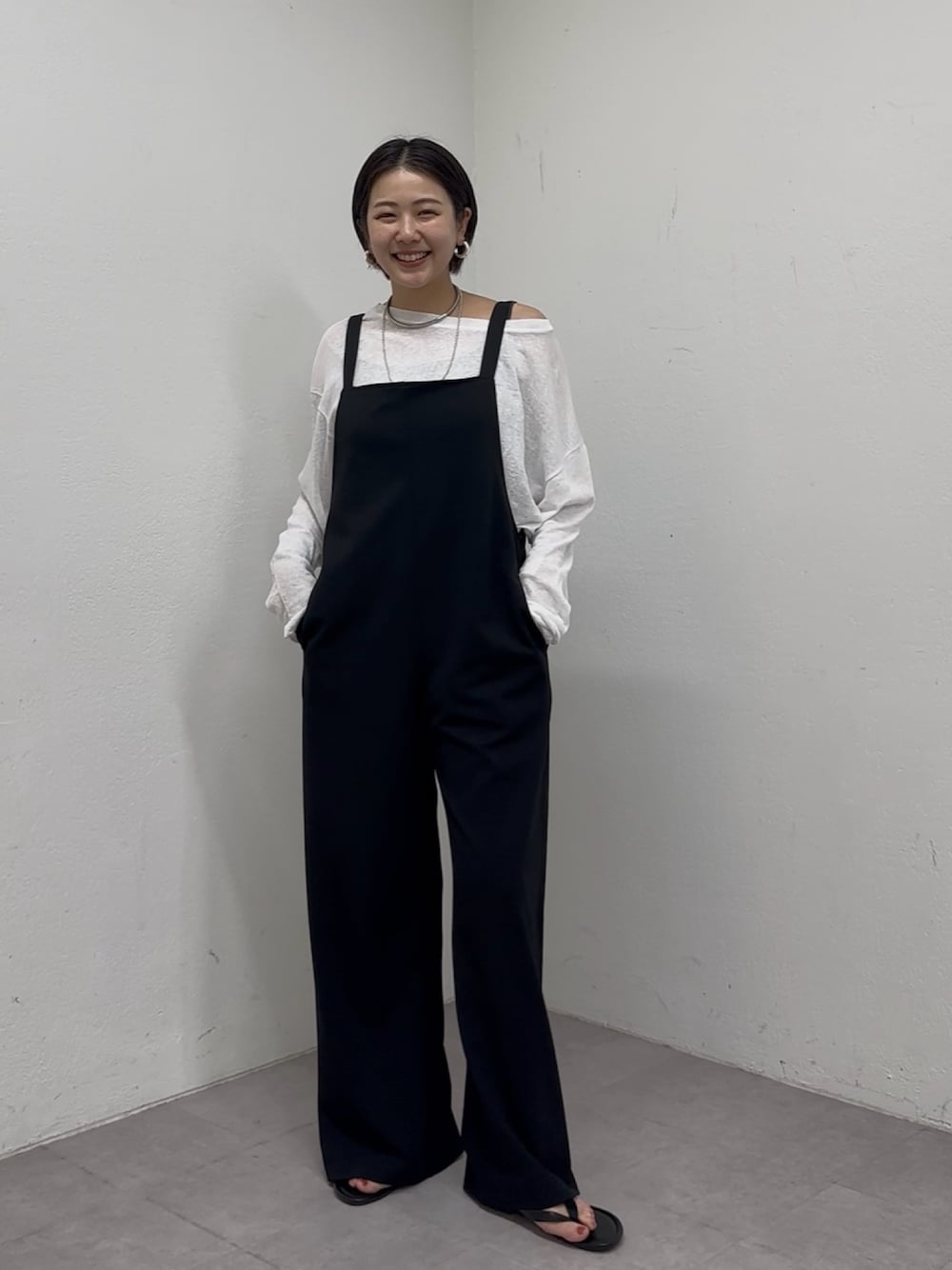 「春コーデ、オトナ女子、ラクチンコーデ、リラックススタイル、大人女子、サロペット、サロペットコーデ、キャミサロペット、カットソー、モノトーン、モノトーンコーデ、シンプル、シンプルコーデ、シンプルスタイル、夏コーデ」｜「SHENERYのカットジョーゼットキャミサロペット（サロペット/オーバーオール、ブラック系）」を使った、TSURUGASAKI_163cmさん（レディース・163cm）の春コーディネートの1枚目の写真