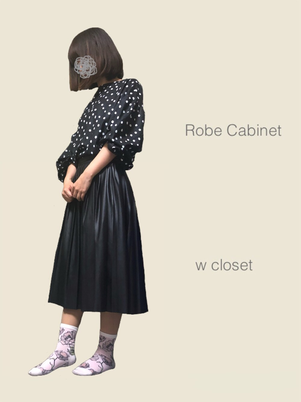 「おしゃれさんと繋がりたい、春服みてみて、休日スタイル、休日コーデ、レザースカート、ドット、ボートネック、ボリューム袖、モノトーン、オールブラック」｜「w closetのフェイクレザープリーツスカート（スカート、ブラック系）」を使った、sume 再投稿中さん（レディース・161cm）の春コーディネートの1枚目の写真