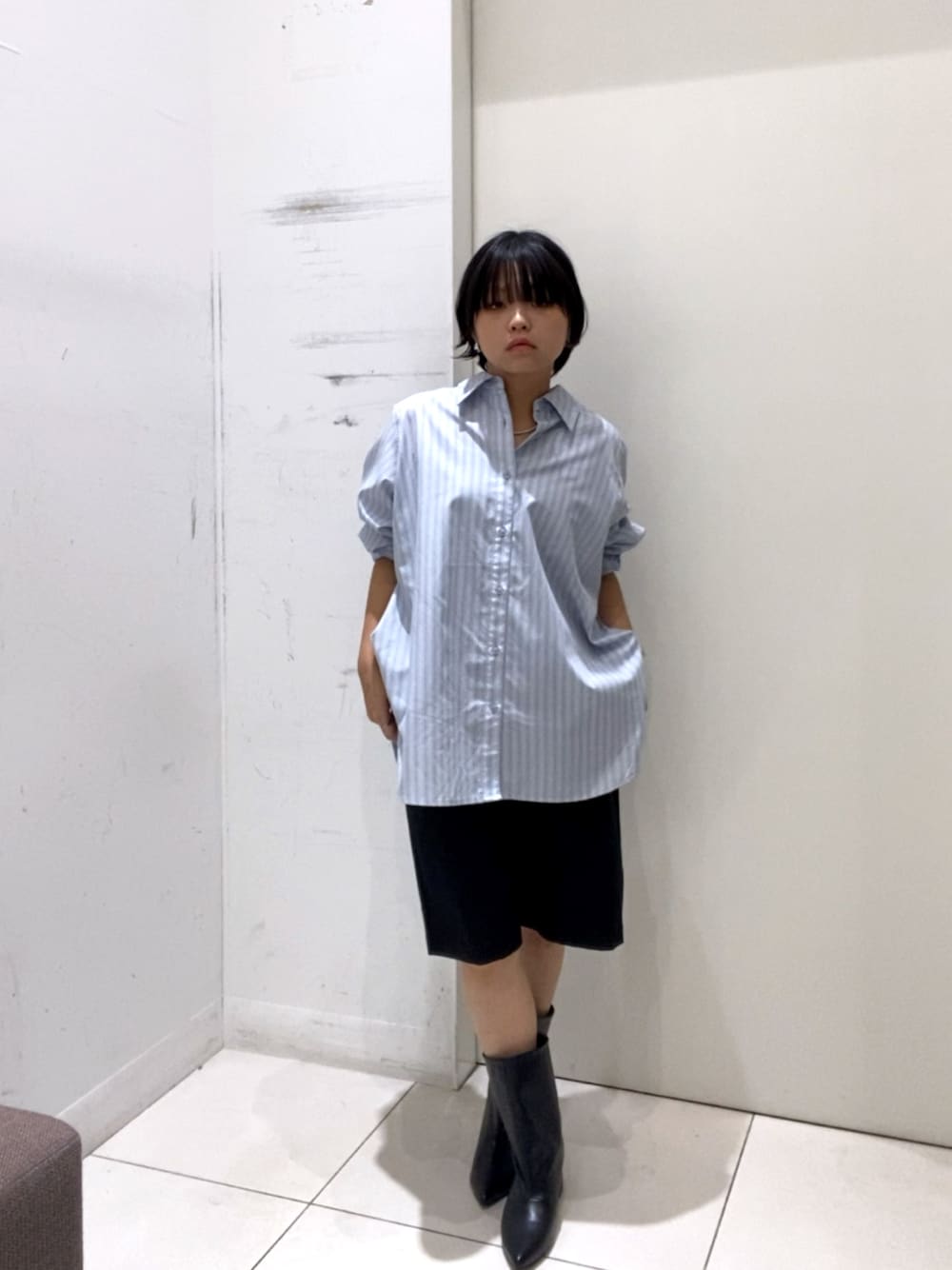 ブルー系のシャツ/ブラウス、ブラック系のその他パンツ、ブラック系のブーツを着用したレディースの秋コーディネートの1枚目の写真