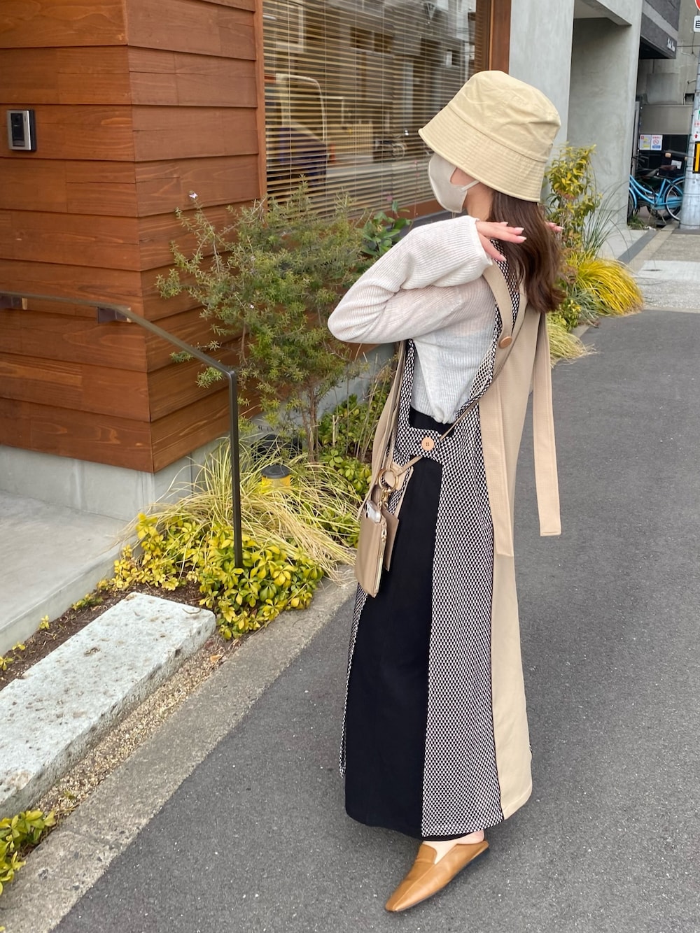 ホワイト系のニット/セーター、ブラック系のスカート、イエロー系のその他シューズを着用したレディースの春コーディネートの5枚目の写真