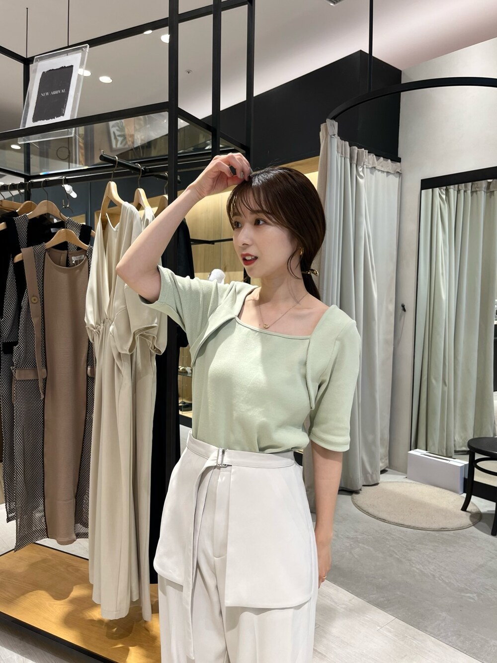 グリーン系のTシャツ/カットソー、ホワイト系のその他パンツ、ホワイト系のサンダルを着用したレディースの夏コーディネートの3枚目の写真