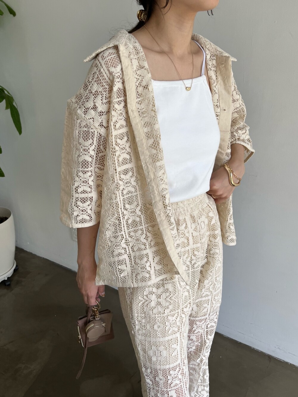 ホワイト系のシャツ/ブラウス、ホワイト系のその他パンツ、ブラウン系のトートバッグを着用したレディースの春コーディネートの5枚目の写真