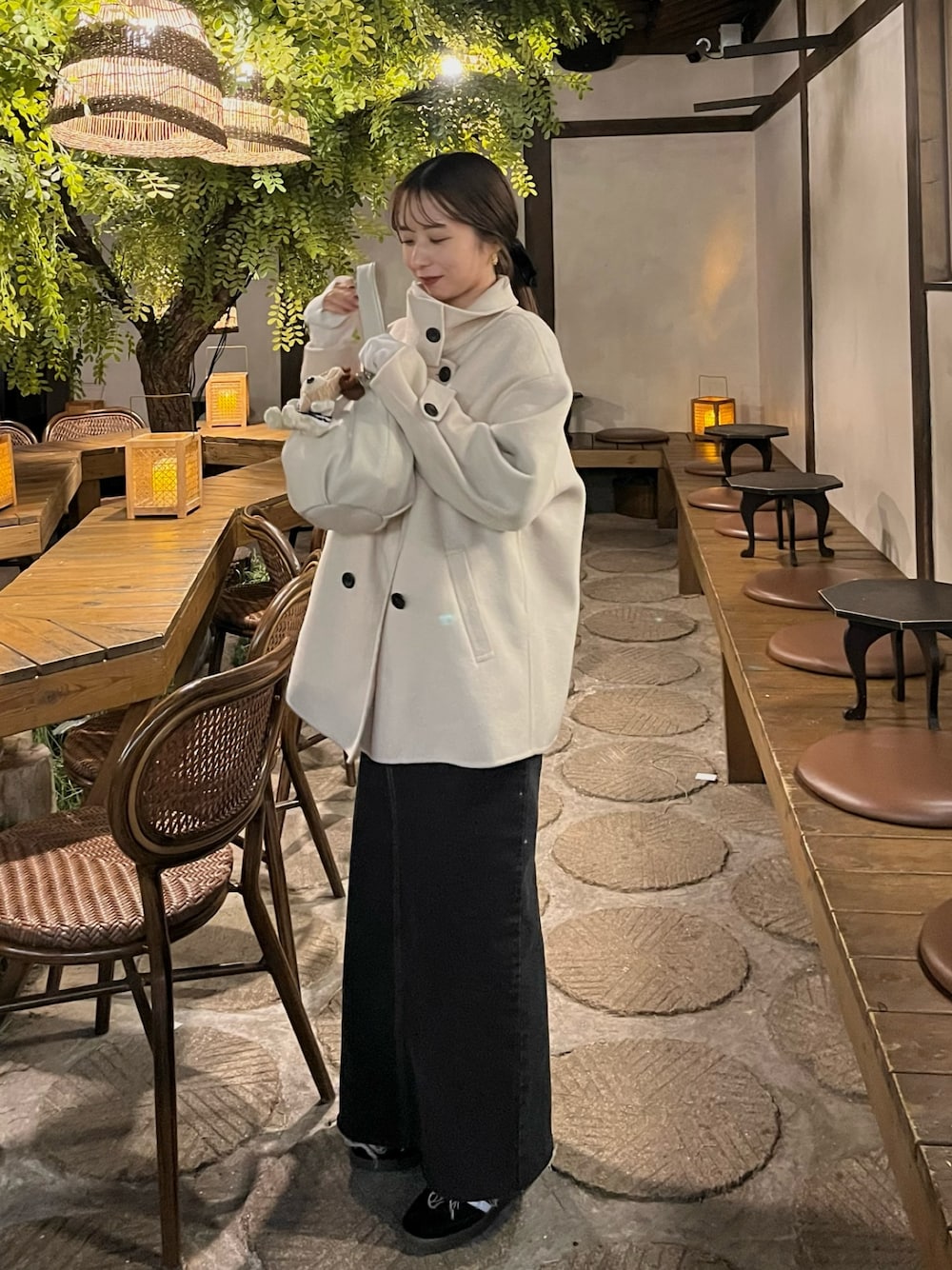 「冬コーデ、きれいめカジュアル、スニーカー、お出かけコーデ、冬アウター、デニム、スカートスタイル、旅行コーデ、ミドルコート、スタンドカラー、デニムスカート、骨格ウェーブ」｜「CAPRICIEUX LE'MAGEの【セットアップ対応】デニムマキシスカート（デニムスカート、ブラック系）」を使った、shioさん（レディース・156cm）の秋コーディネートの1枚目の写真