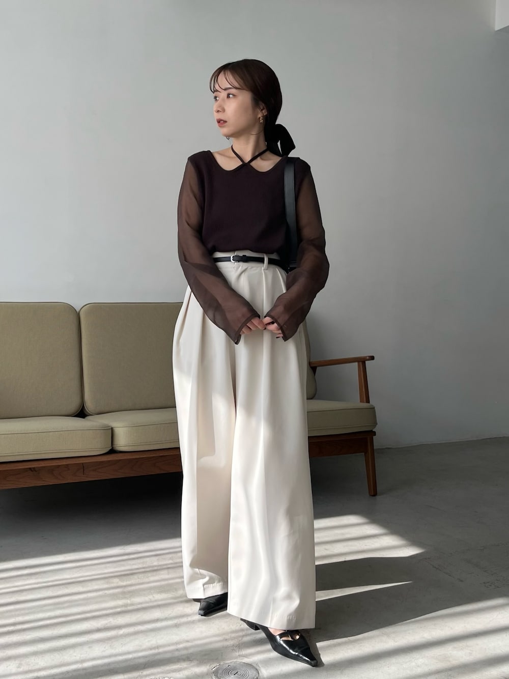 「大人ファッション、春服、大人可愛い、キレイめコーデ、着回しコーデ、袖シアー、リブニット、ワイドパンツ、パンツコーデ、パンプス、骨格ウェーブ」｜「CAPRICIEUX LE'MAGEの2タックワイドパンツ（その他パンツ、ホワイト系）」を使った、shioさん（レディース・156cm）の冬コーディネートの1枚目の写真