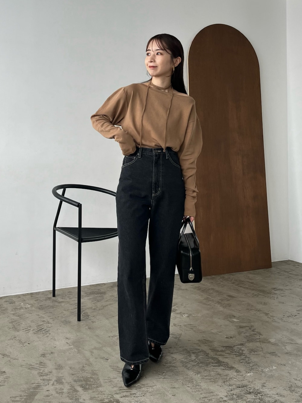 「おしゃ見えテクニック、秋コーデ、お出かけコーデ、秋服、パンツスタイル、秋カラー、ボートネック、ワンショルダー、ロンT、デニム、デニムパンツ、ストレートデニム、チョーカー、骨格ウェーブ」｜「CAPRICIEUX LE'MAGEの13ozハイウエストストレートデニム（デニムパンツ、ブラック系）」を使った、shioさん（レディース・156cm）の秋コーディネートの1枚目の写真