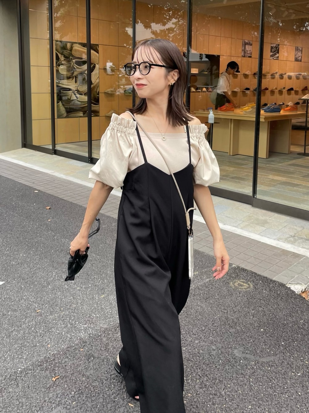 「秋服準備はじめました、メガネ女子、秋先取りコーデ、パンツスタイル、秋服コーデ、大人カジュアル、オフショル、サスペンダー、パフスリーブ、骨格ウェーブ」｜「CAPRICIEUX LE'MAGEのドッキングオフショルニット（ニット/セーター、ベージュ系）」を使った、shioさん（レディース・156cm）の夏コーディネートの1枚目の写真