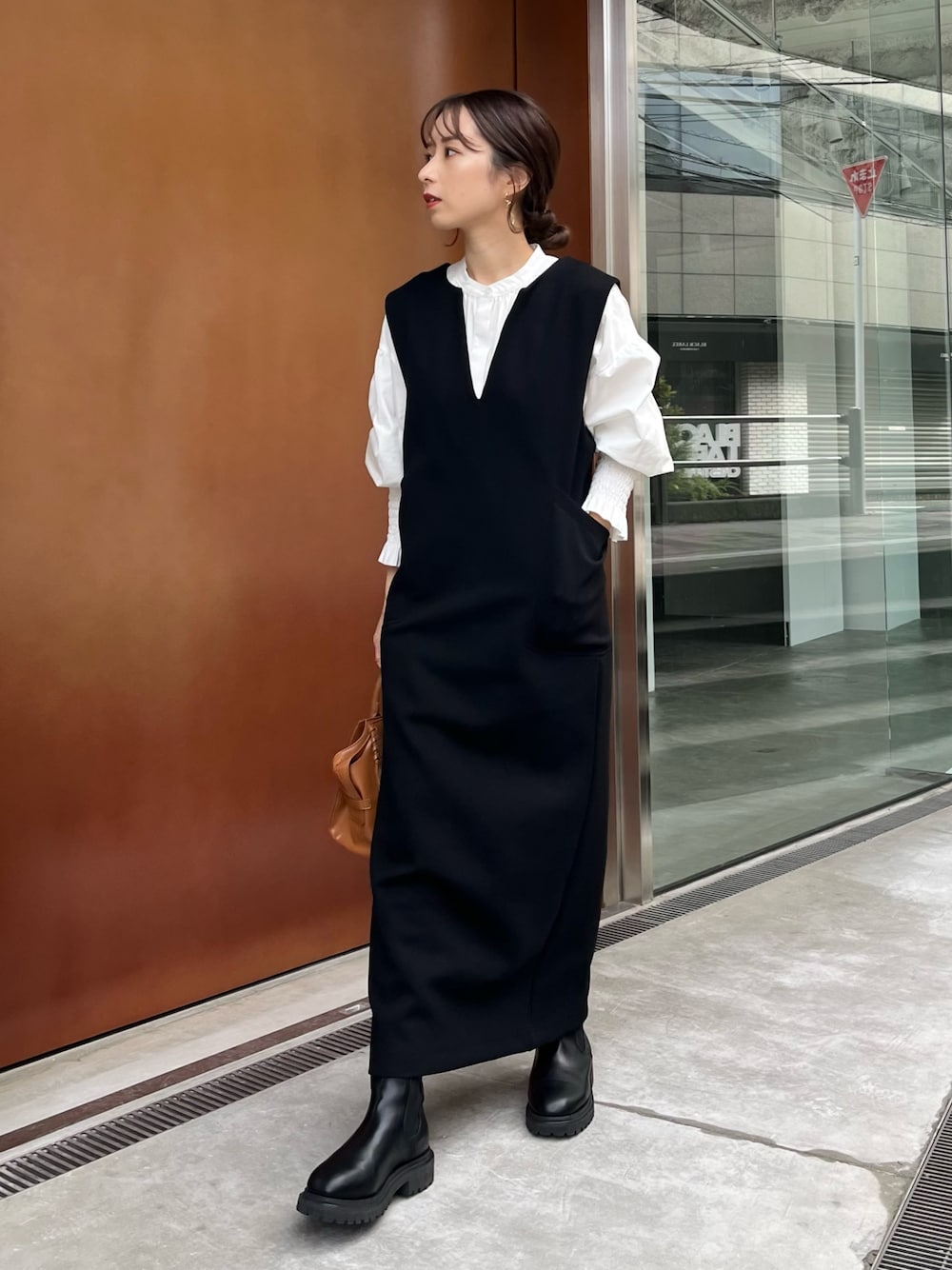 「レイヤードスタイル、ロングワンピース、マイベストコーデ2022、韓国ファッション、秋冬コーデ、低身長コーデ、シャツスタイル、ジャンスカ、ジャンスカコーデ、ワンピース、サイドゴアブーツ、モノトーン、モノトーンコーデ」｜「CAPRICIEUX LE'MAGEの袖シャーリングパフシャツ（シャツ/ブラウス、ホワイト系）」を使った、shioさん（レディース・156cm）の冬コーディネートの1枚目の写真