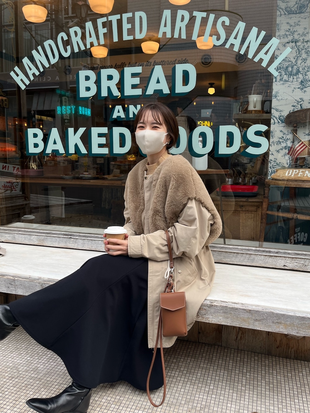 「大人カジュアル、春コーデ、マーメイドスカート、スカート、付け襟、つけ襟、ニツト、ロングブーツ、マスクコーデ、ファーコート、モッズコート」｜「CAPRICIEUX LE'MAGEの〈WEB限定〉ケープSETプルオーバー（ニット/セーター、ベージュ系）」を使った、shioさん（レディース・156cm）の春コーディネートの3枚目の写真