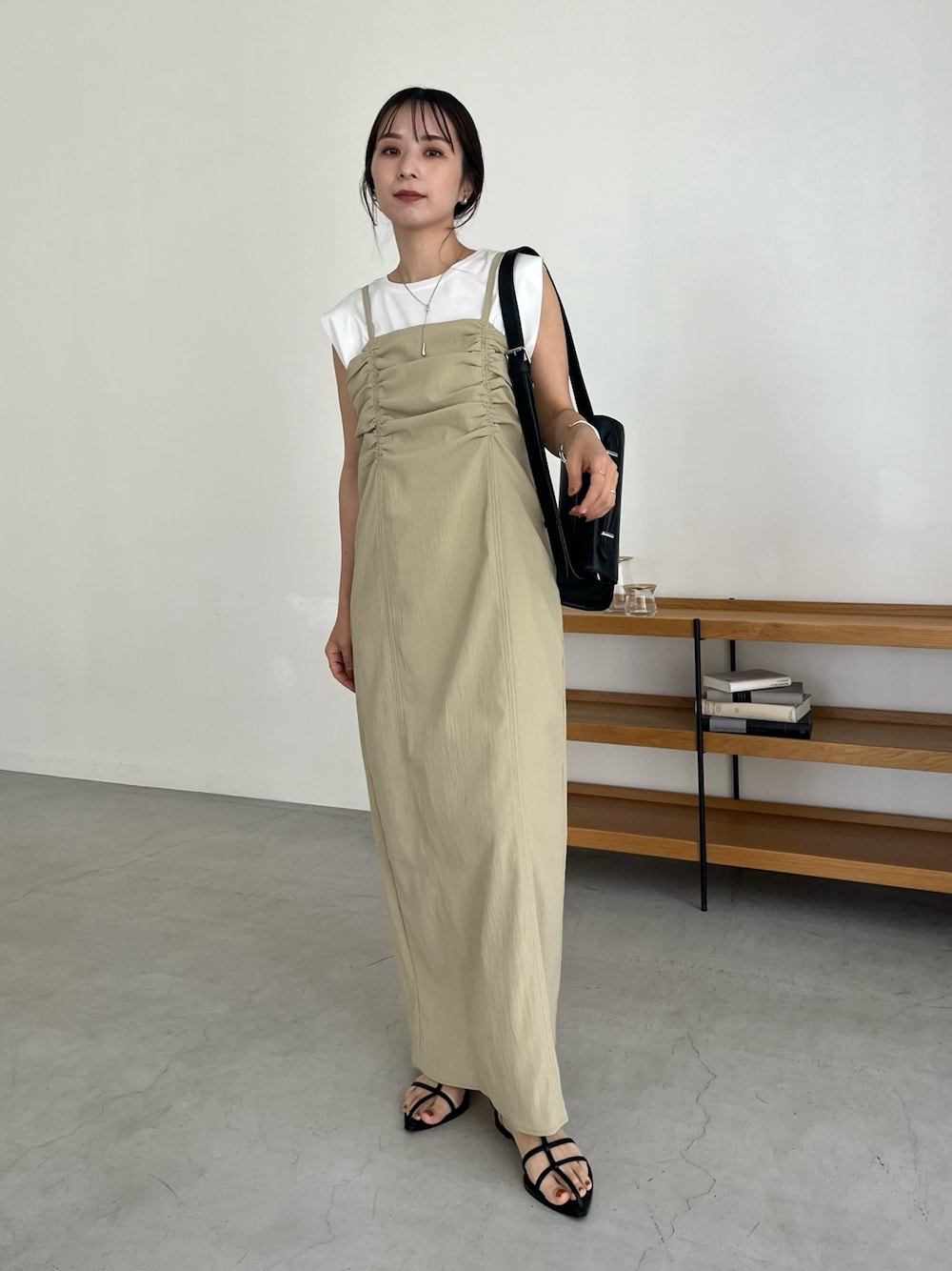 「お出かけコーデ、レイヤードスタイル、淡色コーデ、春夏コーデ、ワンピース、ロングワンピース、キャミワンピ、キャミワンピース、ノースリーブ、大人カジュアル、骨格ウェーブ」｜「CAPRICIEUX LE'MAGEのビスチェ風ドレープキャミワンピース（ワンピース、ベージュ系）」を使った、shioさん（レディース・156cm）の春コーディネートの1枚目の写真
