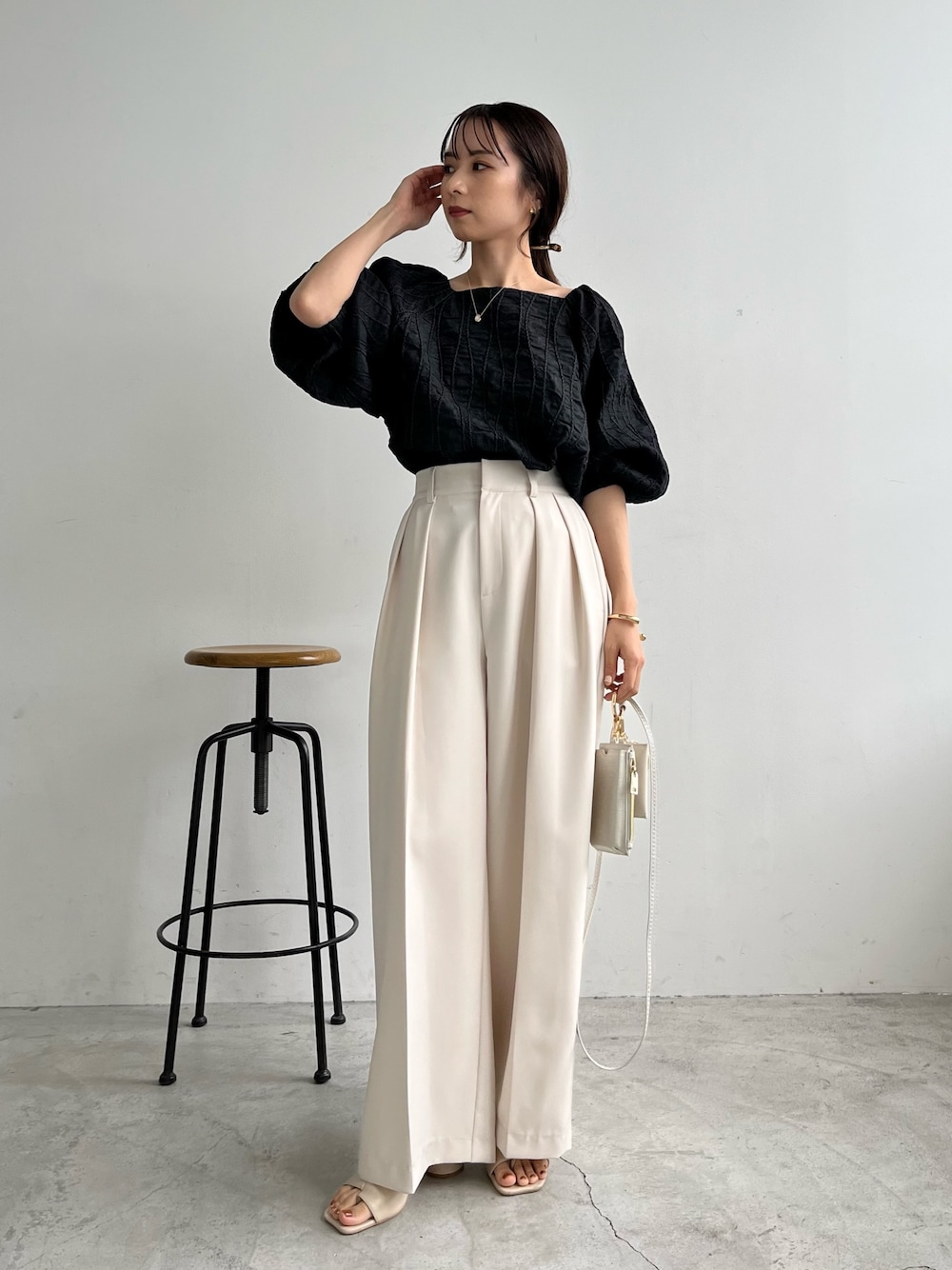 「春夏コーデ、モノトーン、パンツコーデ、ワイドパンツ、ブラウス、パフスリーブ、デニム、骨格ウェーブ」｜「CAPRICIEUX LE'MAGEの2タックワイドパンツ（その他パンツ、ホワイト系）」を使った、shioさん（レディース・156cm）の春コーディネートの1枚目の写真