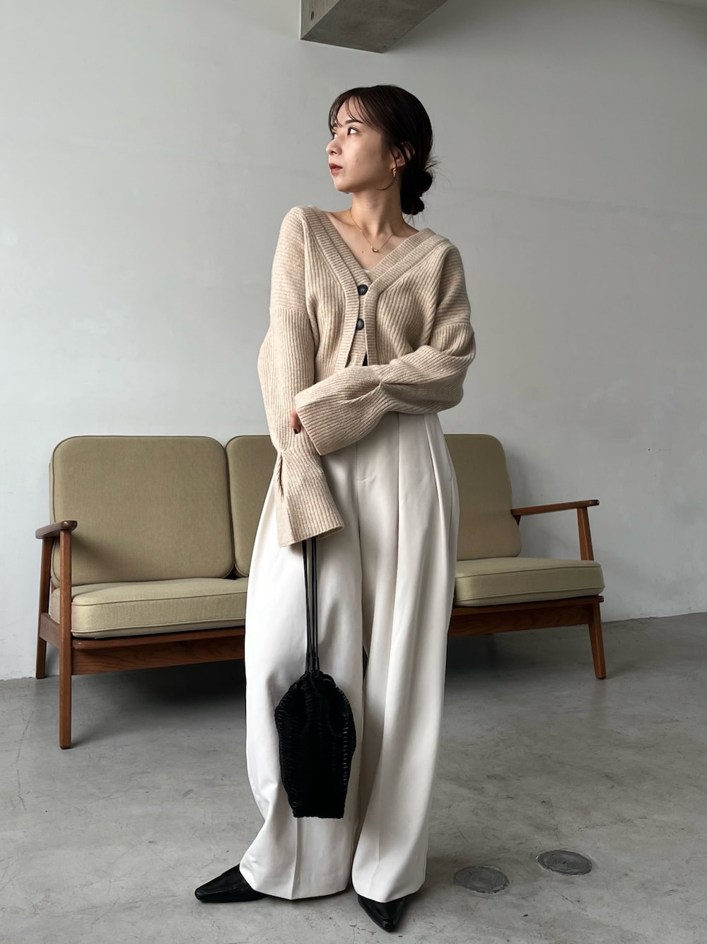 「秋っぽコーデ更新中、秋服、秋コーデ、淡色コーデ、カーディガン、キレイめ、ワイドパンツ、タックパンツ、ベージュ、キャンディスリーブ、骨格ウェーブ」｜「CAPRICIEUX LE'MAGEの2タックワイドパンツ（その他パンツ、ホワイト系）」を使った、shioさん（レディース・156cm）の秋コーディネートの1枚目の写真