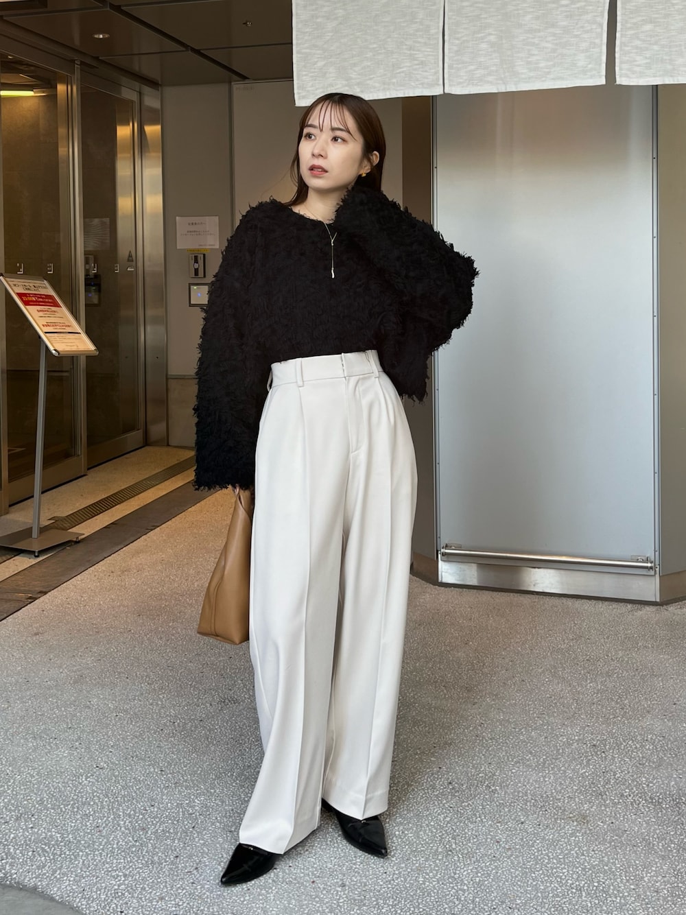 「ニット、モノトーン、フリンジ、ストレートパンツ、パンツスタイル、ボートネック、骨格ウェーブ」｜「CAPRICIEUX LE'MAGEの【低身長・高身長サイズあり】タックストレートパンツ（その他パンツ、ホワイト系）」を使った、shioさん（レディース・156cm）の冬コーディネートの1枚目の写真