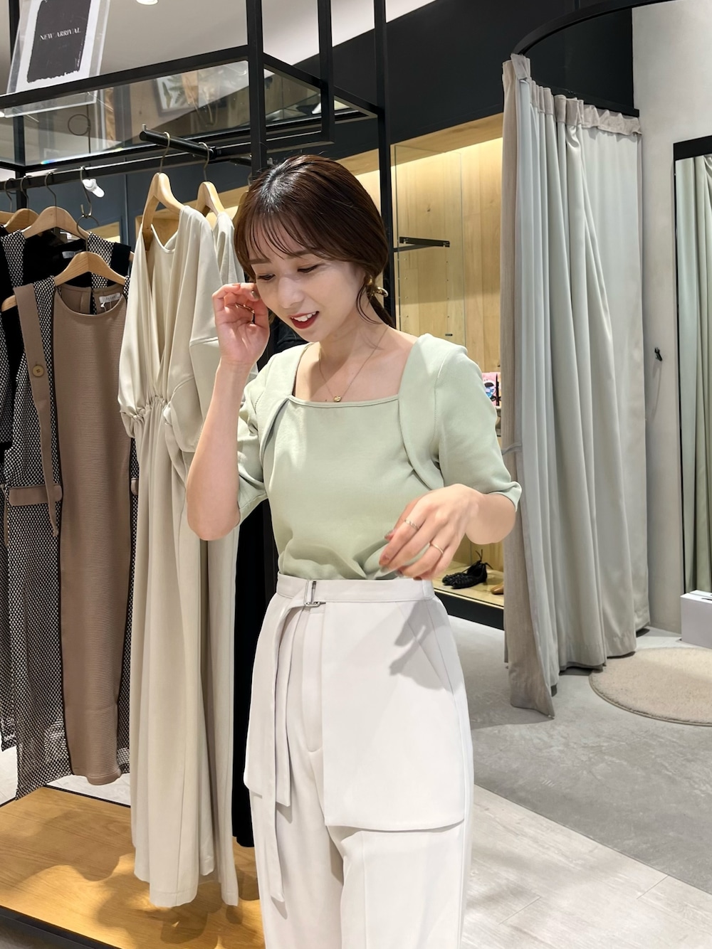 グリーン系のTシャツ/カットソー、ホワイト系のその他パンツ、ホワイト系のサンダルを着用したレディースの夏コーディネートの2枚目の写真