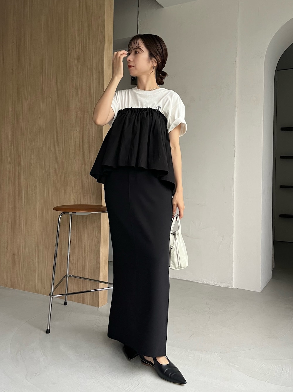 「レイヤードスタイル、夏コーデ、夏だ！Tシャツ着よう！、フリル、お出かけコーデ、ビスチェ、ロゴT、大人コーデ、スカートスタイル、モノトーンコーデ、モノトーン、3way、半袖Ｔシャツ、骨格ウェーブ」｜「CAPRICIEUX LE'MAGEのマキシIラインスカート（スカート、ブラック系）」を使った、shioさん（レディース・156cm）の夏コーディネートの1枚目の写真