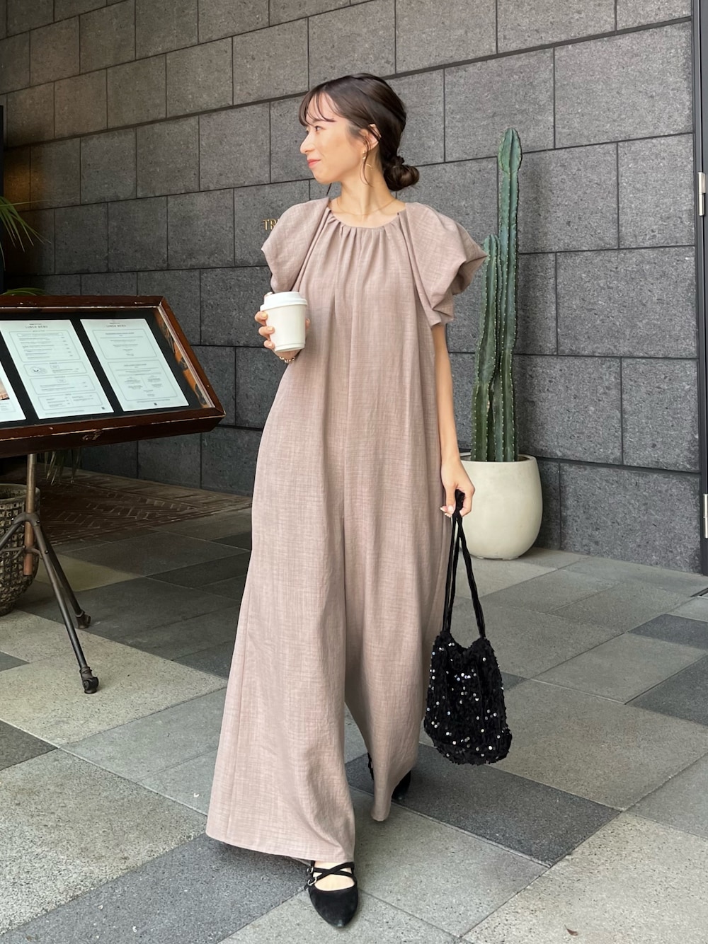 「ハンドバッグ、春夏コーデ、初夏コーデ、ロンパース、パフスリーブ、オケージョン、オケージョンスタイル、お呼ばれスタイル、結婚式、骨格ウェーブ」｜「CAPRICIEUX LE'MAGEの【オケージョンアイテム】パフロンパース（サロペット/オーバーオール、ブラウン系）」を使った、shioさん（レディース・156cm）の春コーディネートの1枚目の写真