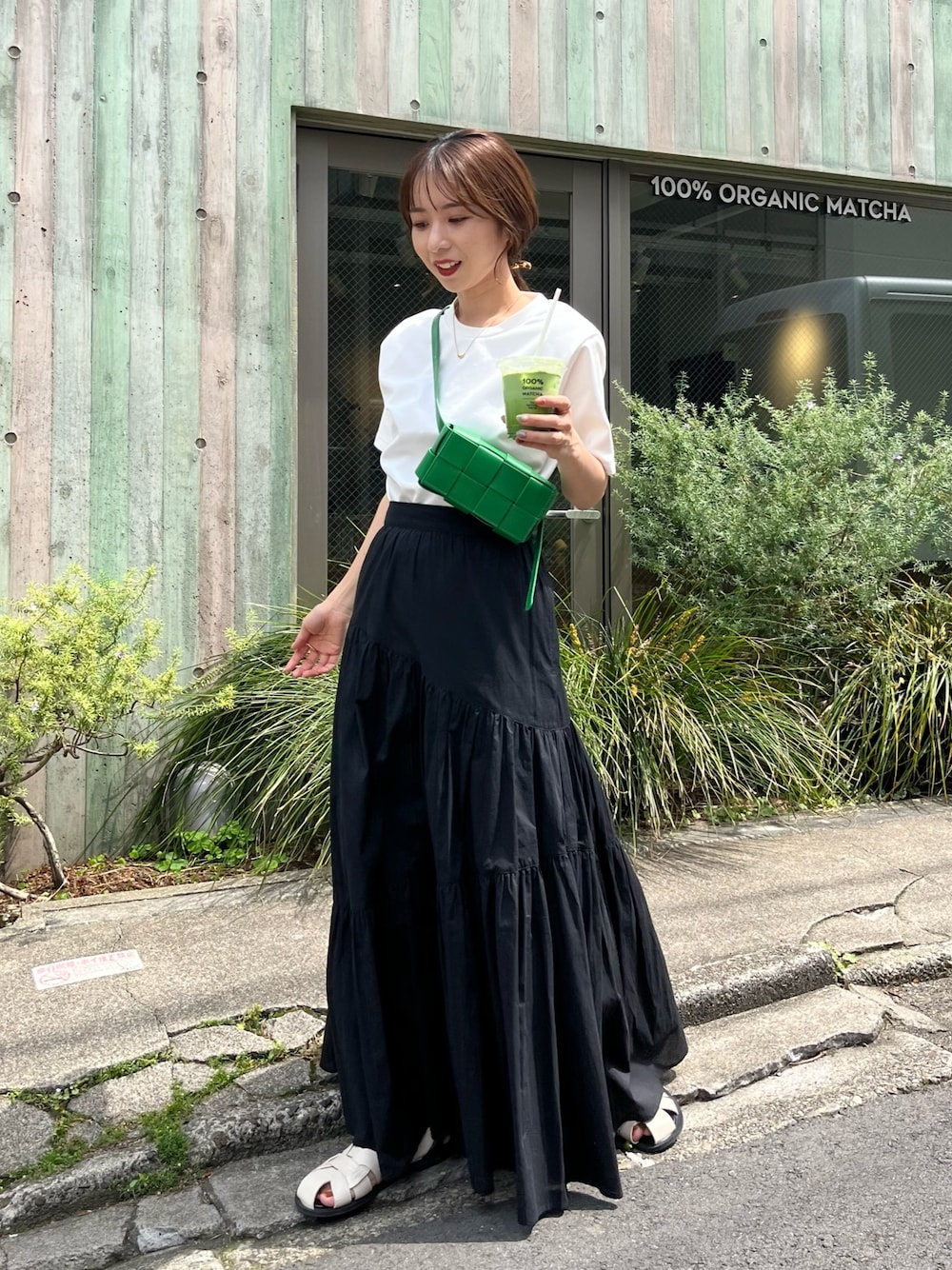 「カラー×コーデ、初夏コーデ、シンプルコーデ、夏だ！Tシャツ着よう！、モノトーン、Tシャツ、白Tシャツ、スカート、マキシスカート、ティアードスカート、グリーン、グルカサンダル」｜「CAPRICIEUX LE'MAGEのパット入りタックスリーブTシャツ（Tシャツ/カットソー、ホワイト系）」を使った、shioさん（レディース・156cm）の春コーディネートの2枚目の写真