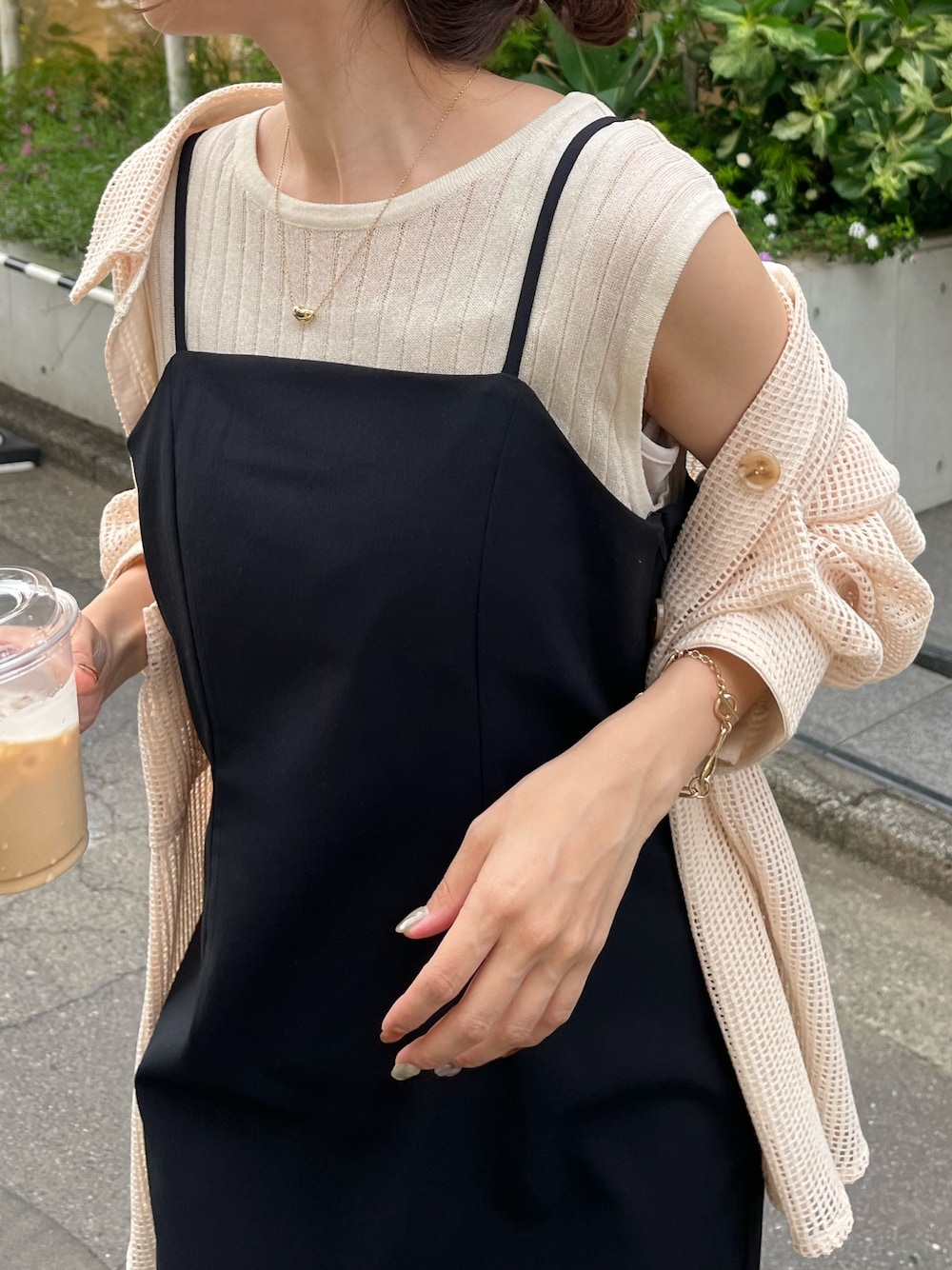 ブラック系のワンピース、ベージュ系のシャツ/ブラウス、ホワイト系のニット/セーターを着用したレディースの夏コーディネートの4枚目の写真