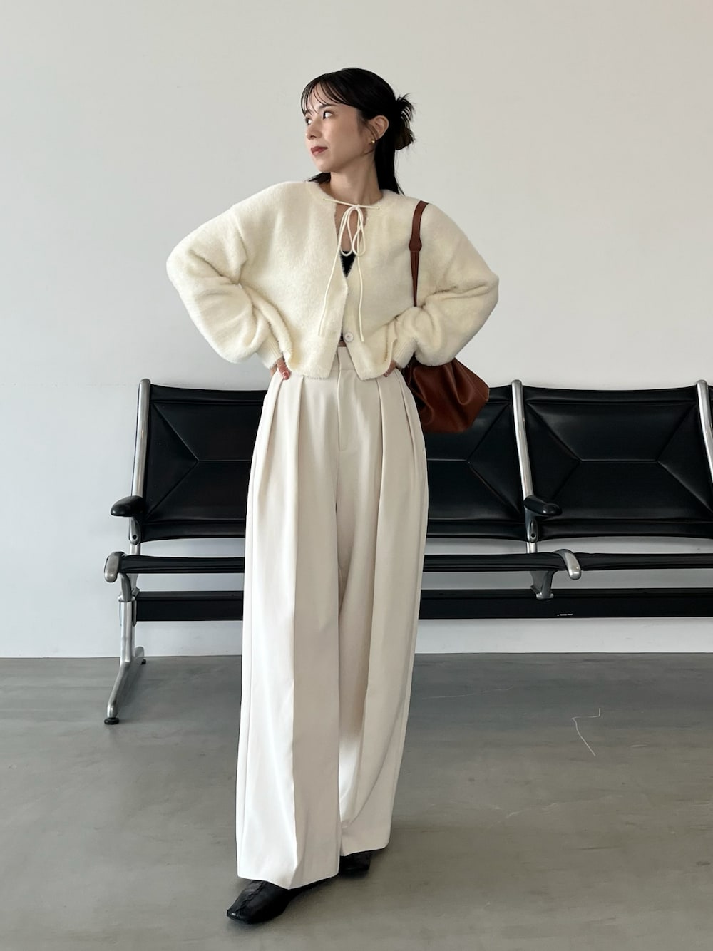 ホワイト系のカーディガン/ボレロ、ホワイト系のその他パンツ、ブラック系のバレエシューズを着用したレディースの秋コーディネートの1枚目の写真