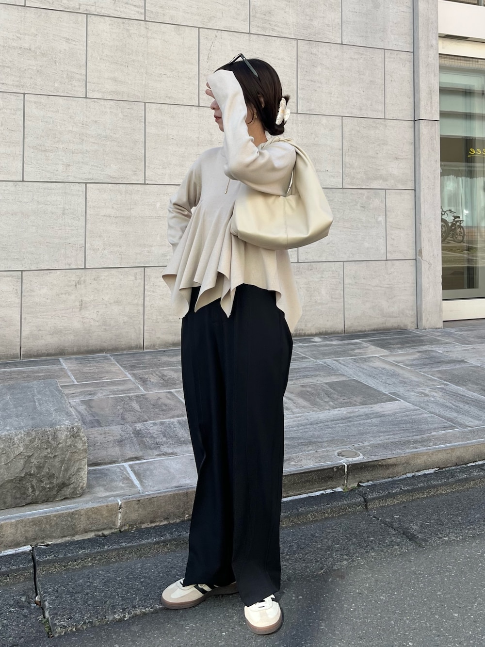 「春服、大人かわいい、パンツコーデ、リラックススタイル、春、春ニット、スラックス、ストレートパンツ、フレア、スニーカー、スニーカーコーデ、adidas、骨格ウェーブ」｜「CAPRICIEUX LE'MAGEの【低身長・高身長サイズあり】タックストレートパンツ（その他パンツ、ブラック系）」を使った、shioさん（レディース・156cm）の冬コーディネートの1枚目の写真