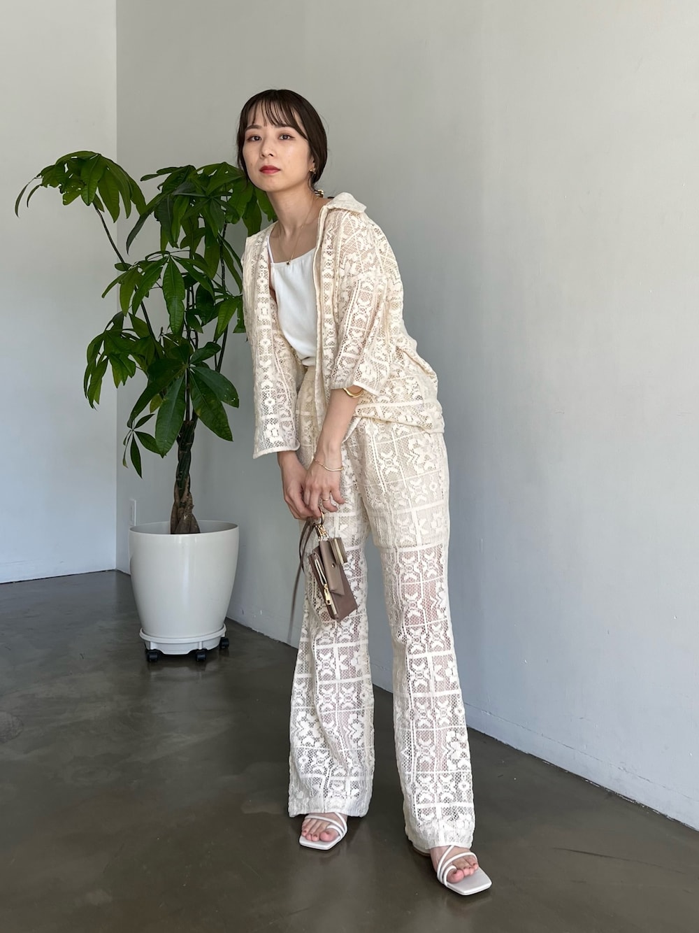 ホワイト系のシャツ/ブラウス、ホワイト系のその他パンツ、ブラウン系のトートバッグを着用したレディースの春コーディネートの3枚目の写真