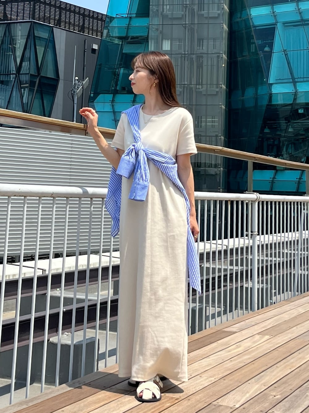 ホワイト系のワンピース、ブルー系のシャツ/ブラウス、ホワイト系のサンダルを着用したレディースの春コーディネートの5枚目の写真