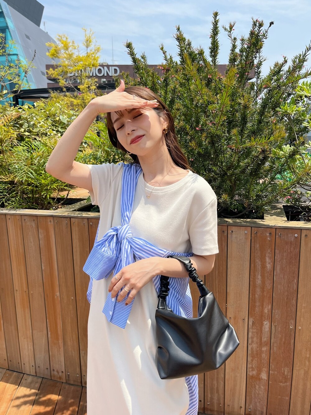 ホワイト系のワンピース、ブルー系のシャツ/ブラウス、ホワイト系のサンダルを着用したレディースの春コーディネートの3枚目の写真