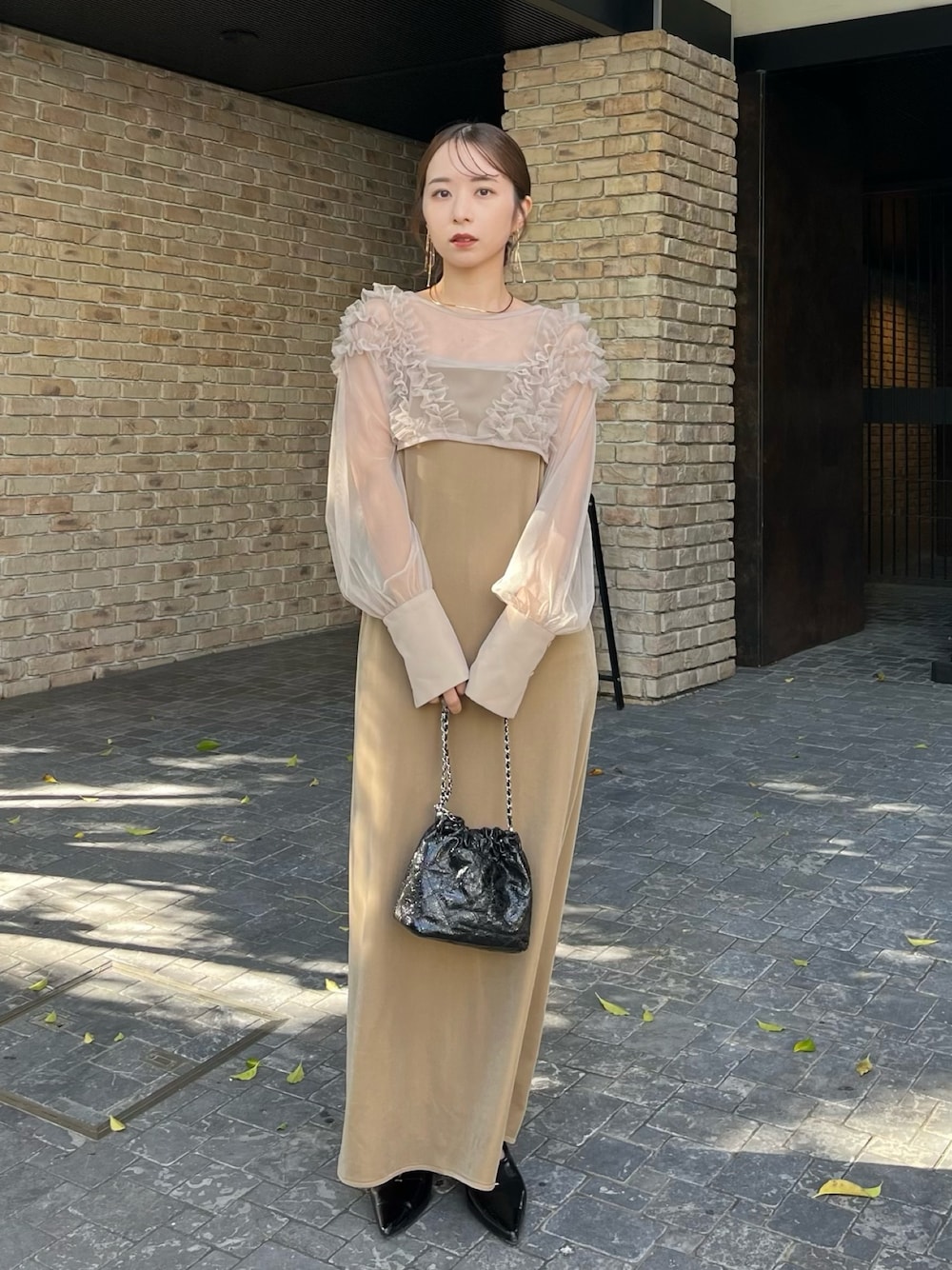 「30代コーデ、フリル、ベージュコーデ、オケージョン、オケージョンスタイル、オケージョンワンピース、結婚式、お呼ばれスタイル、ワンピース、ワンピーススタイル、チュール、ベロアワンピース、骨格ウェーブ」｜「CAPRICIEUX LE'MAGEの【オケージョン】【サイズ展開あり】チュールフリルベロアワンピース（ワンピース、ベージュ系）」を使った、shioさん（レディース・156cm）の春コーディネートの1枚目の写真