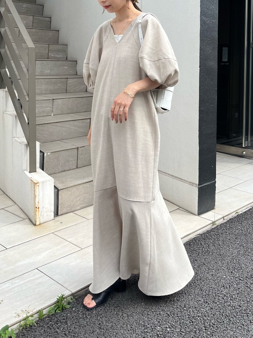 ベージュ系のワンピース、ホワイト系のトートバッグ、ブラック系のサンダルを着用したレディースの夏コーディネートの5枚目の写真