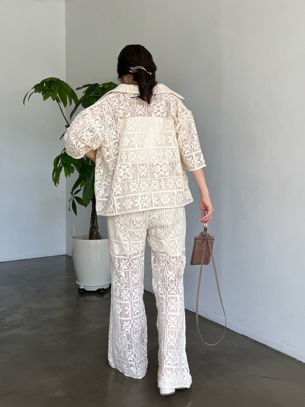 ホワイト系のシャツ/ブラウス、ホワイト系のその他パンツ、ブラウン系のトートバッグを着用したレディースの春コーディネートの4枚目の写真