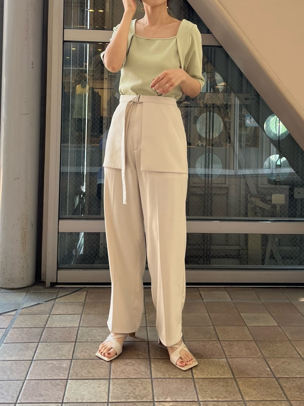 グリーン系のTシャツ/カットソー、ホワイト系のその他パンツ、ホワイト系のサンダルを着用したレディースの夏コーディネートの4枚目の写真