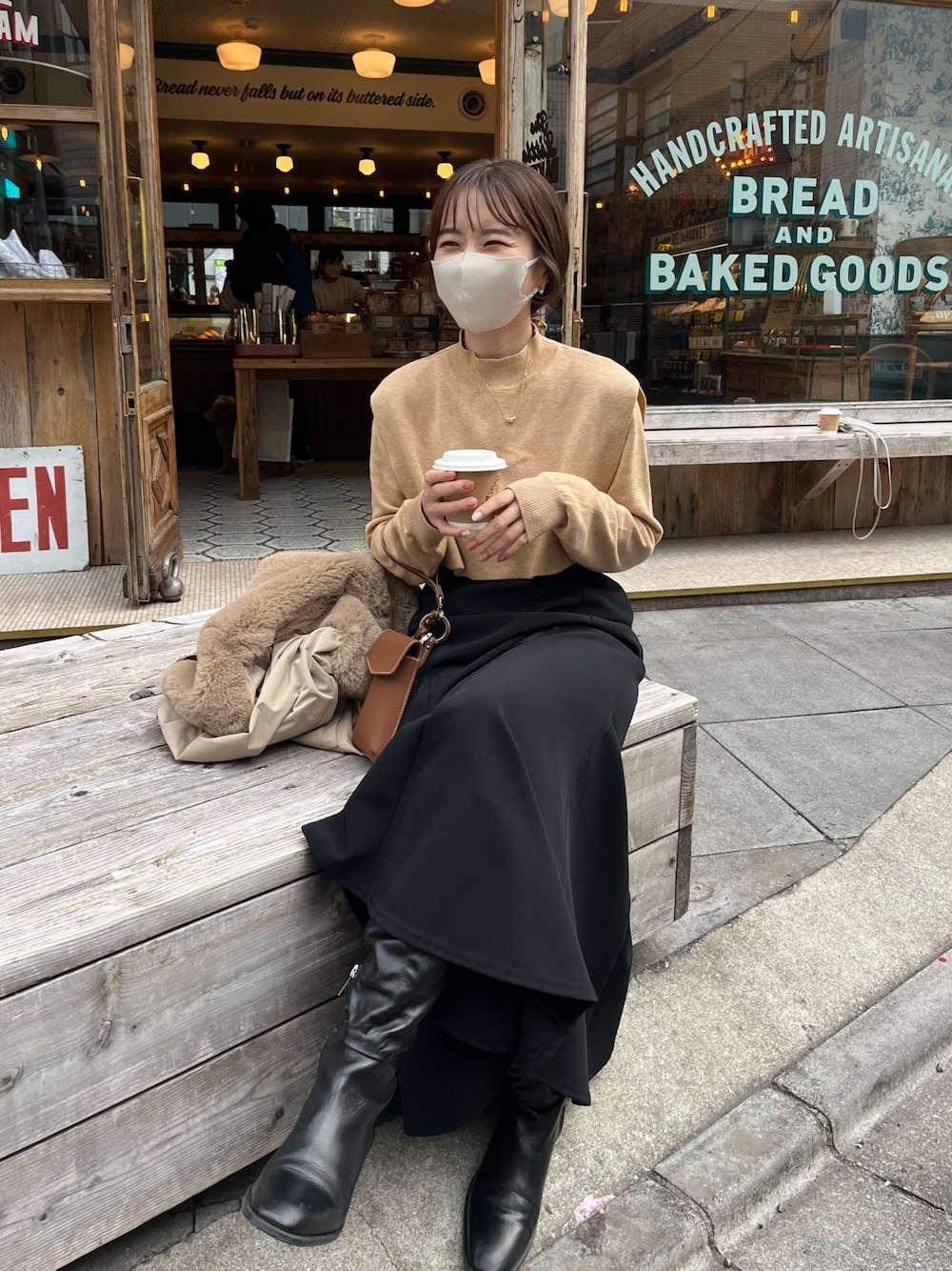 「大人カジュアル、春コーデ、マーメイドスカート、スカート、付け襟、つけ襟、ニツト、ロングブーツ、マスクコーデ、ファーコート、モッズコート」｜「CAPRICIEUX LE'MAGEの〈WEB限定〉ケープSETプルオーバー（ニット/セーター、ベージュ系）」を使った、shioさん（レディース・156cm）の春コーディネートの1枚目の写真