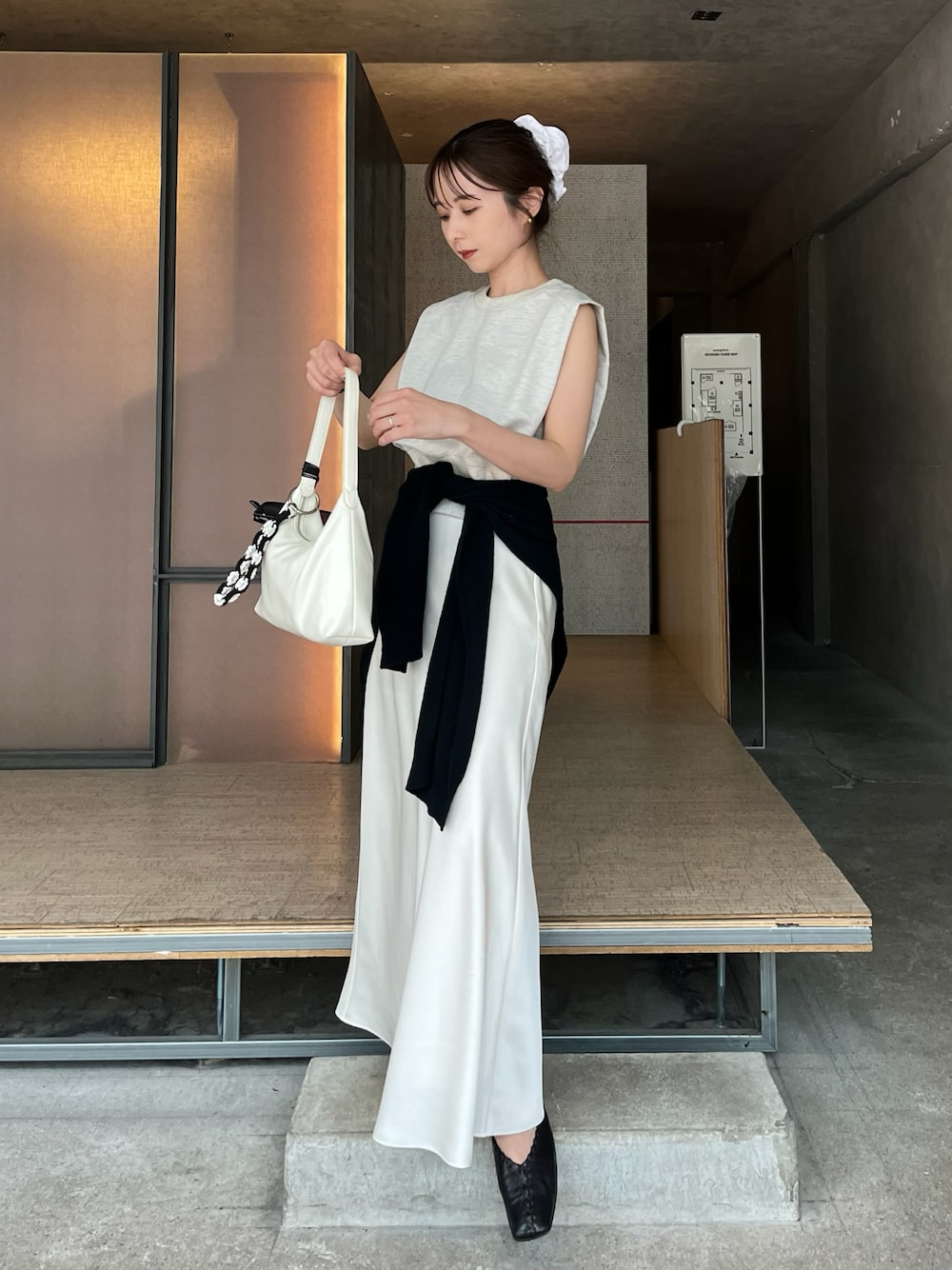 「モノトーン、夏服コーデ、Tシャツコーデ、スカートスタイル、サテンスカート、ホワイトコーデ、シュシュ、ヘアアレンジ、骨格ウェーブ」｜「JIL SANDERのBALLERINA（バレエシューズ、ブラック系）」を使った、shioさん（骨格ウェーブ・レディース・156cm）の春コーディネートの1枚目の写真