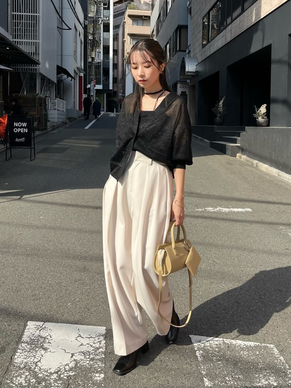 「ブーツ、お出かけコーデ、シアートップス、大人カジュアル、カーディガン、パンツスタイル、モノトーンコーデ、骨格ウェーブ、チョーカー、ラメ、ワイドパンツ、カーディガンコーデ」｜「CAPRICIEUX LE'MAGEの2タックワイドパンツ（その他パンツ、ホワイト系）」を使った、shioさん（レディース・156cm）の春コーディネートの1枚目の写真