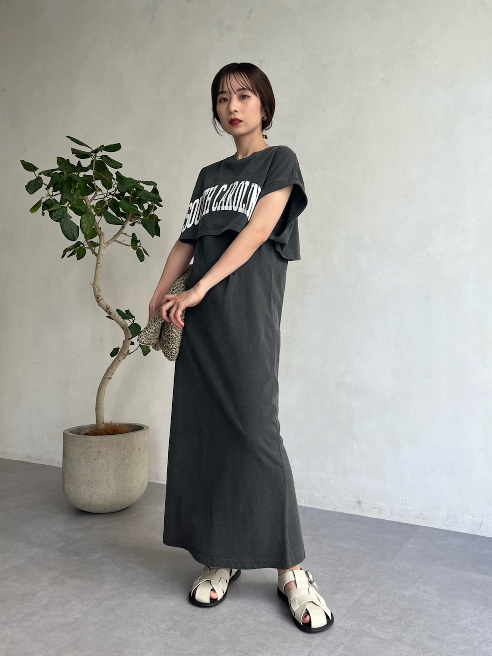 「ロゴT、キャミワンピ、韓国ファッション、初夏コーデ、大人カジュアル、ワンピーススタイル、セットアイテム、ショート丈トップス、クロップドトップス、ワンピース、グルカサンダル」｜「CAPRICIEUX LE'MAGEの【GOOD ROCK SPEED】NORTHCAROLINA 2セットワンピース（ワンピース、ブラック系）」を使った、shioさん（レディース・156cm）の夏コーディネートの1枚目の写真