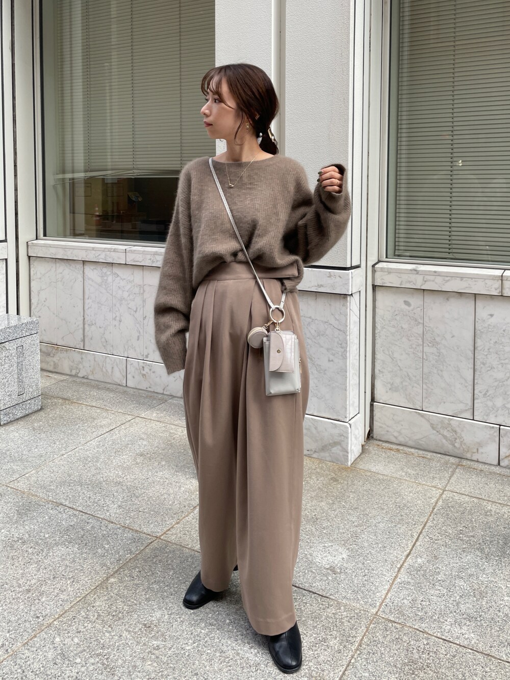 「秋冬コーデ、ゆったりコーデ、パンツスタイル、ブラウンコーデ、ニット、ショート丈トップス、ラクーンニット、ワイドパンツ、アシメ、ワントーンコーデ、ベージュコーデ、淡色コーデ、ベージュ」｜「CAPRICIEUX LE'MAGEのラクーンウールショートプルオーバー（ニット/セーター、ブラウン系）」を使った、shioさん（レディース・156cm）の秋コーディネートの1枚目の写真