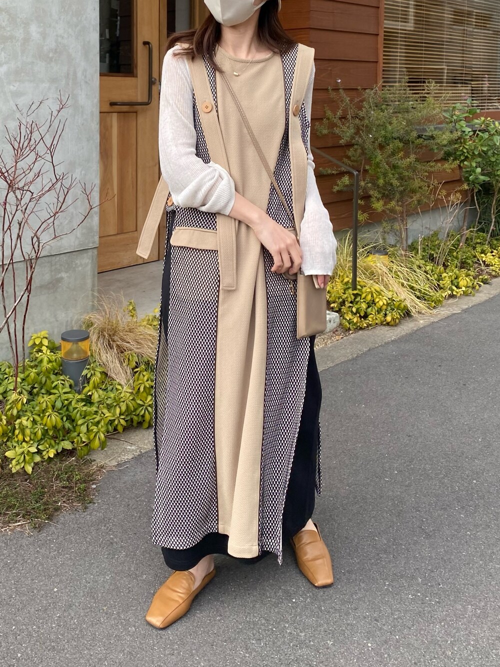 ホワイト系のニット/セーター、ブラック系のスカート、イエロー系のその他シューズを着用したレディースの春コーディネートの4枚目の写真