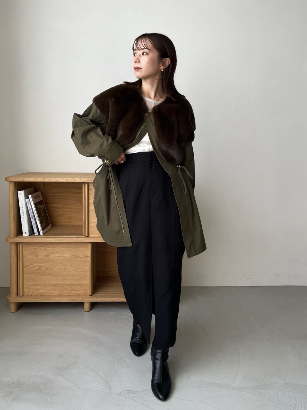 「秋服まるっと大公開、秋コーデ、ブーツ、お出かけコーデ、秋のコーデ、秋服コーデ、秋カラー、アウター、秋アウター、モッズコート、スカート、骨格ウェーブ」｜「CAPRICIEUX LE'MAGEの前スリットスラックススカート（スカート、ブラック系）」を使った、shioさん（レディース・156cm）の秋コーディネートの1枚目の写真