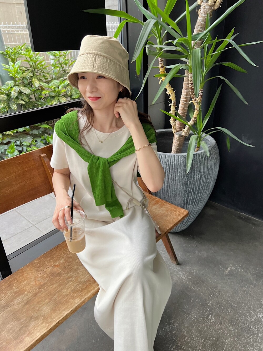 ホワイト系のワンピース、グリーン系のカーディガン/ボレロ、ブラック系のパンプスを着用したレディースの春コーディネートの5枚目の写真