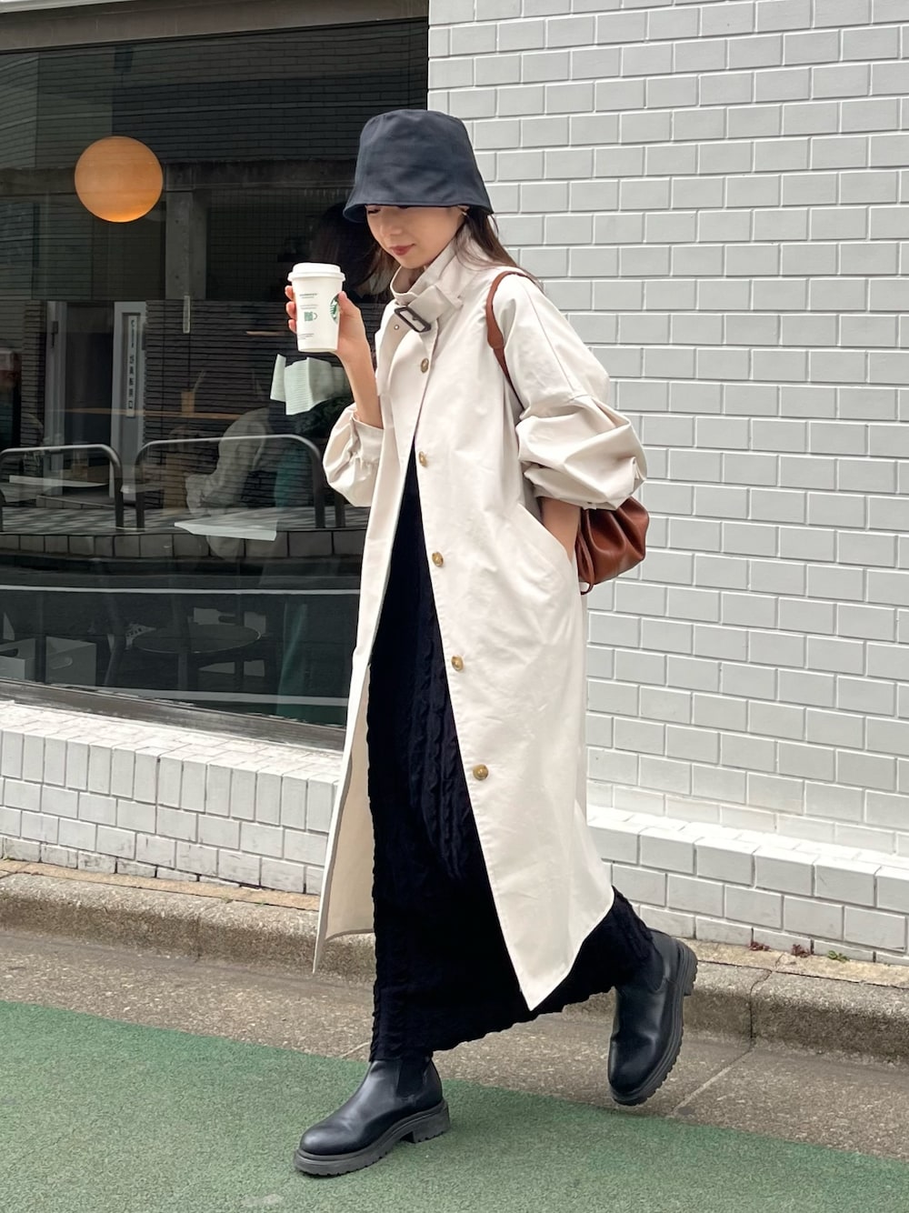 「バケットハット、ロングコート、ブーツ、韓国ファッション、休日スタイル、今日のコーデ、モノトーン、骨格ウェーブ、スカートスタイル、ほめられ本命コーデ、コート、春コーデ、春アウター、スタンドカラー、アウター」｜「CAPRICIEUX LE'MAGEの【リバイバルアイテム】パフスタンドカラーコート（トレンチコート、ホワイト系）」を使った、shioさん（レディース・156cm）の冬コーディネートの1枚目の写真