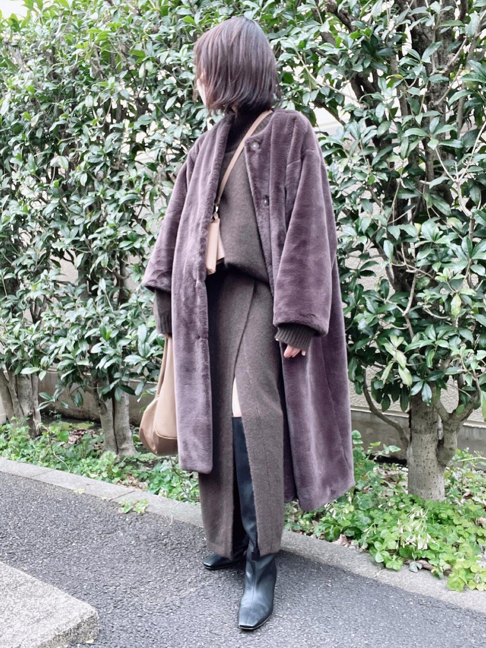 「CLANE、ETRÉ TOKYO、Adam et Rope'、Goldy、ロングブーツ、セットアップ、ブラウン、ワントーンコーデ、冬コーデ、きれいめカジュアル、オトナカジュアル、オトナ女子、大人カジュアル、スリット」｜「ADAM ET ROPE'のナロースクエアトゥロングブーツ（ブーツ、ブラック系）」を使った、nico＊さん（レディース・168cm）の冬コーディネートの1枚目の写真