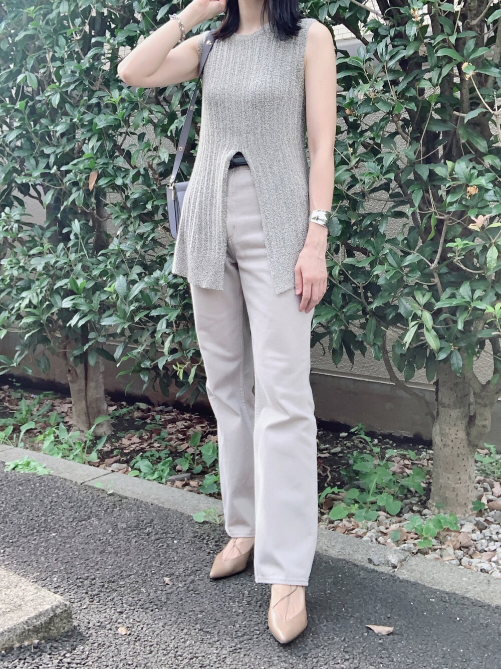 「CLANE、Goldy、オトナカジュアル、オトナ女子、きれいめカジュアル、デニム、デニムパンツ、パンツスタイル、ノースリーブ、ワントーンコーデ」｜「CLANEのCOLOR DYE BOOTS CUT DENIM（デニムパンツ、ベージュ系）」を使った、nico＊さん（レディース・168cm）の秋コーディネートの1枚目の写真