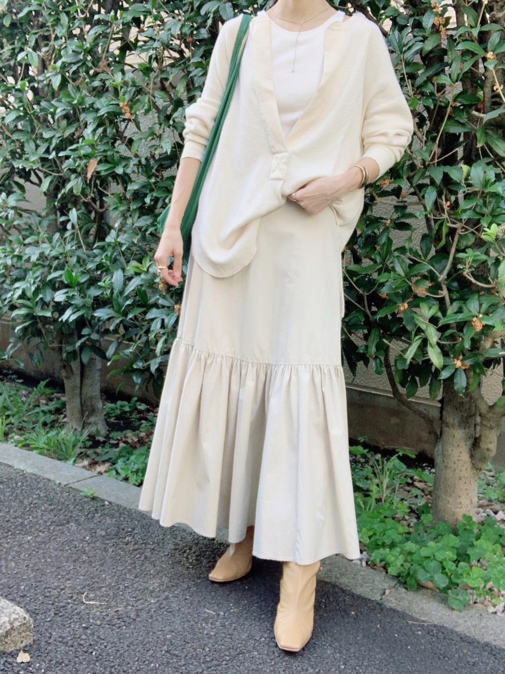 「ワントーンコーデ、秋のコーデ、マキシスカート、オールホワイト、きれいめカジュアル、ホワイトコーデ、オトナカジュアル、秋コーデ、オトナ女子、CLANE、ETRÉ TOKYO、Goldy、秋服準備はじめました、秋トレンド2021、だから秋服が好き」｜「CLANEのアイテム（エコバッグ/サブバッグ、グリーン系）」を使った、nico＊さん（レディース・168cm）の秋コーディネートの1枚目の写真
