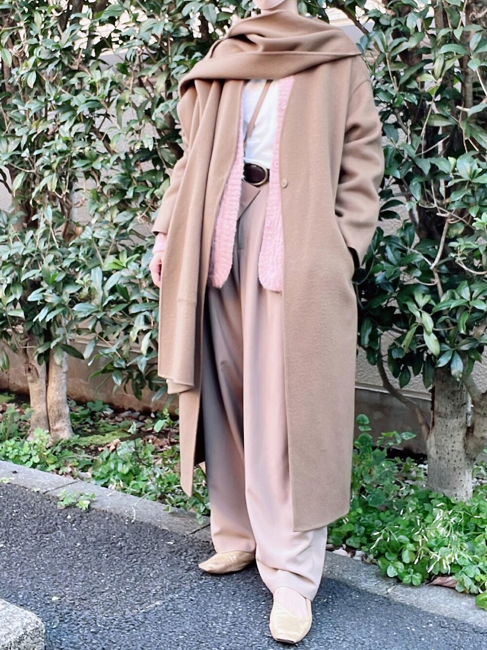 「CLANE、ZARA、Estnation、henrienvargo、きれいめカジュアル、オトナカジュアル、オトナ女子、大人カジュアル、パンツスタイル、ワントーンコーデ、ロングコート、カーディガン、ベージュ」｜「HENRI EN VARGOのHENRI EN VARGO x ESTNATION / スクエアトゥーフラットシューズ（バレエシューズ、ゴールド系）」を使った、nico＊さん（レディース・168cm）の冬コーディネートの1枚目の写真