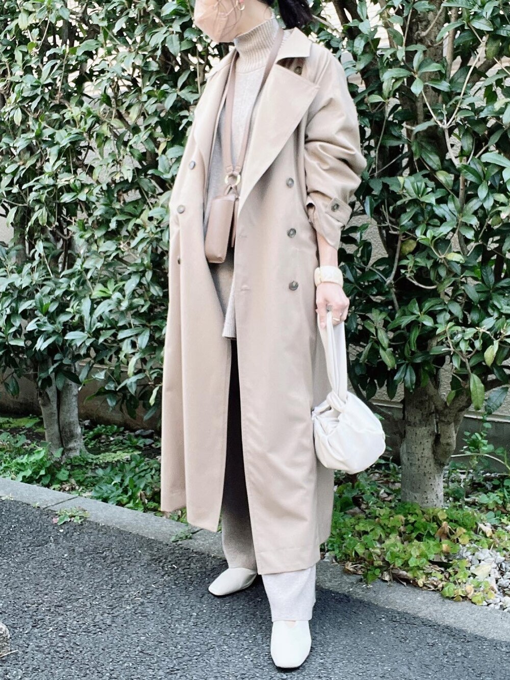 「CLANE、トレンチコート、ワントーンコーデ、ベージュ、春コーデ、オトナカジュアル、オトナ女子、大人カジュアル、きれいめカジュアル、ohotoro、Goldy、SLOBE IENA、add culumn、春ニット、淡色コーデ」｜「OHOTOROのアイテム（パンプス、ホワイト系）」を使った、nico＊さん（レディース・168cm）の春コーディネートの1枚目の写真