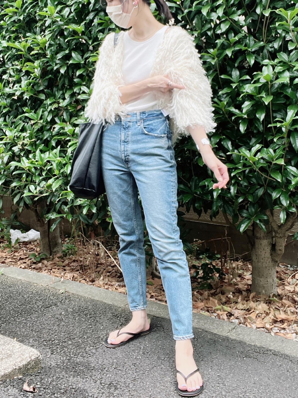「CLANE、moussy、デニム、デニムパンツ、ビーチサンダル、フリンジ、夏コーデ、オトナカジュアル、オトナ女子、きれいめカジュアル、サンダル、TKEES、ohotoro」｜「TKEESの【TKEES/ティキーズ】LILY VEGAN トングサンダル（サンダル、ブラック系）」を使った、nico＊さん（レディース・168cm）の夏コーディネートの1枚目の写真