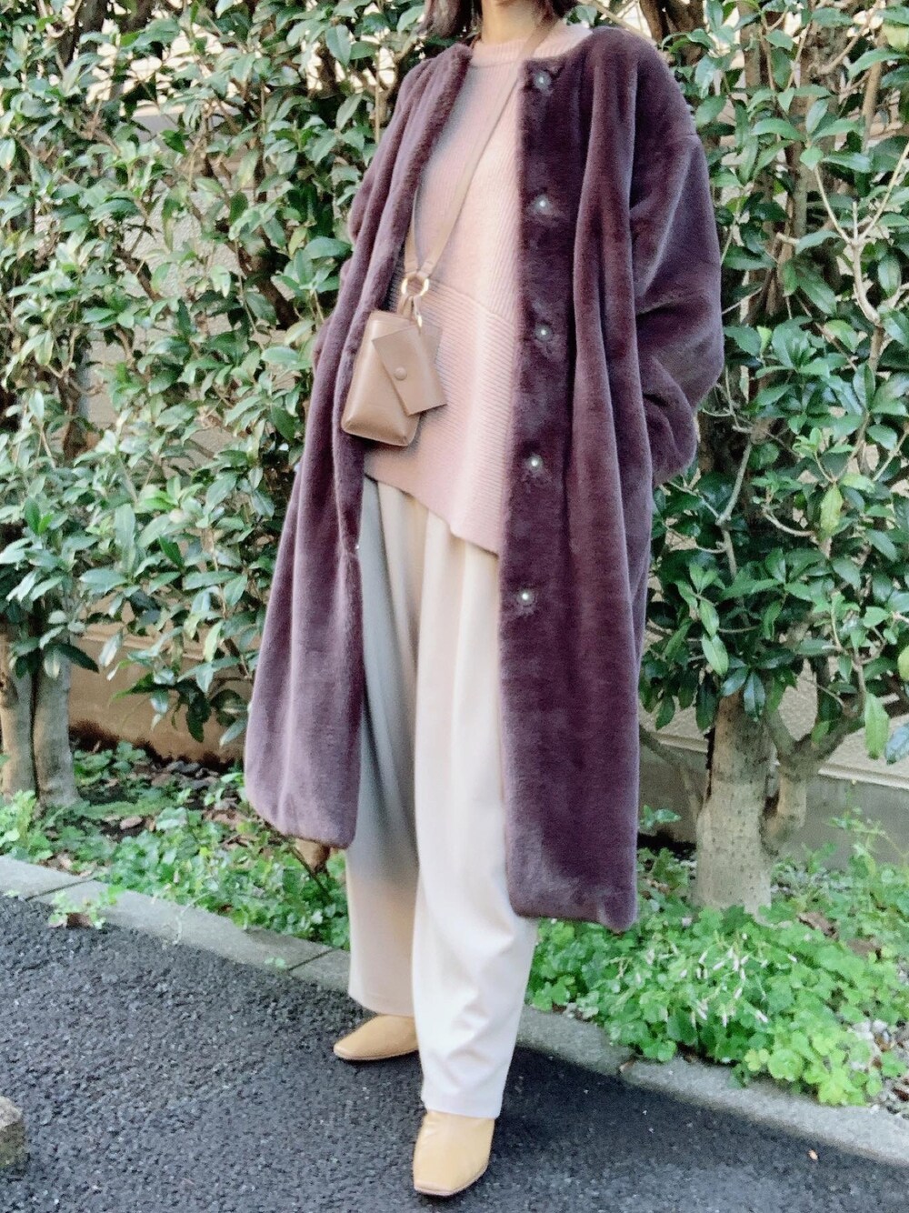 「CLANE、オトナカジュアル、オトナ女子、大人カジュアル、きれいめカジュアル、ファーコート、エコファー、パンツスタイル、ブーツ、ニット、ファー、ワントーンコーデ」｜「CLANEの【CLANE(クラネ)】ベーシックタックパンツ/BASIC TUCK PT/10110-7102（スラックス、ベージュ系）」を使った、nico＊さん（レディース・168cm）の冬コーディネートの1枚目の写真