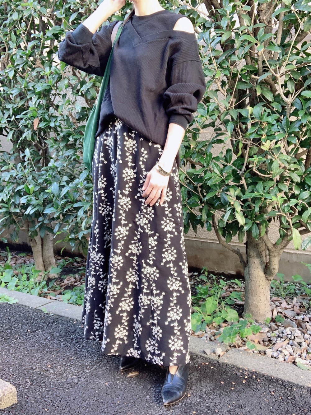 「CLANE、FABIO RUSCONI、Goldy、秋のコーデ、秋コーデ、秋服準備はじめました、秋トレンド2021、サーマル、マキシスカート、ブーティ、オトナカジュアル、オトナ女子、きれいめカジュアル、オールブラック」｜「CLANEのSTRIPE FLOWER EMBROIDERY SKIRT（スカート、ブラック系）」を使った、nico＊さん（レディース・168cm）の秋コーディネートの1枚目の写真