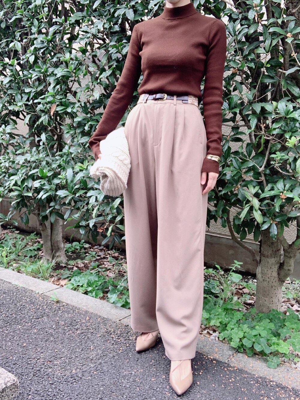 「CLANE、SHIPS for women、SHIPS、Goldy、秋のコーデ、秋コーデ、秋服、秋トレンド2021、だから秋服が好き、パンツスタイル、オトナカジュアル、オトナ女子、きれいめカジュアル、大人カジュアル、ブラウン」｜「CLANEのMIX LINE PUMPS（パンプス、ベージュ系）」を使った、nico＊さん（レディース・168cm）の秋コーディネートの1枚目の写真