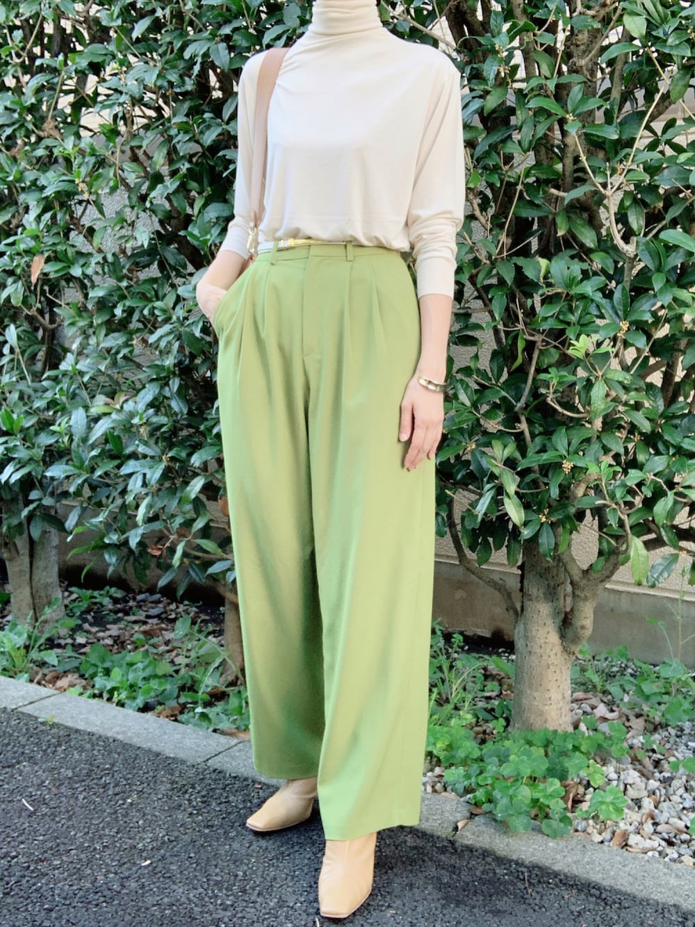 「カラーパンツ、秋のコーデ、ハイネック、大人カジュアル、GU、きれいめカジュアル、パンツスタイル、オトナカジュアル、秋コーデ、オトナ女子、CLANE、Goldy、秋服準備はじめました、秋トレンド2021」｜「CLANEの【CLANE(クラネ)】ベーシックタックパンツ/BASIC TUCK PT/10110-7102（スラックス、グリーン系）」を使った、nico＊さん（レディース・168cm）の秋コーディネートの1枚目の写真