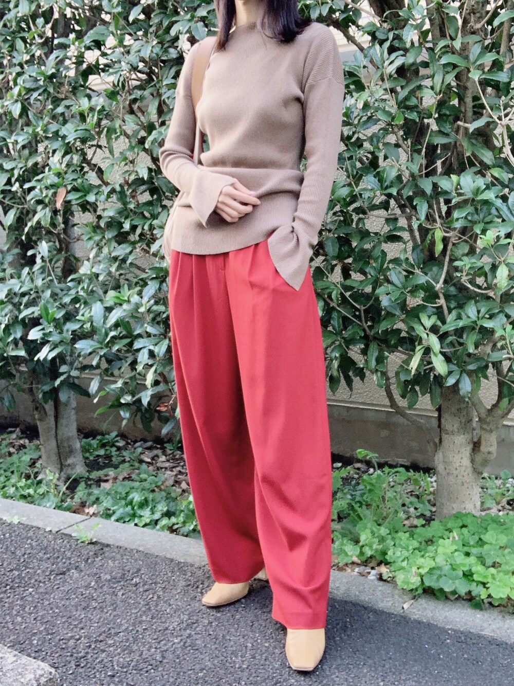 「CLANE、秋のコーデ、秋コーデ、秋トレンド2021、ニット、カラーパンツ、パンツスタイル、オトナカジュアル、オトナ女子、大人カジュアル、きれいめカジュアル、ブーツ、ベージュ、赤パンツ、赤」｜「CLANEのSQUARE SHORT BOOTS（ブーツ、ベージュ系）」を使った、nico＊さん（レディース・168cm）の秋コーディネートの1枚目の写真